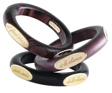 Bracelets en bois et en or "Croire à la Chance" de Van Cleef & Arpels