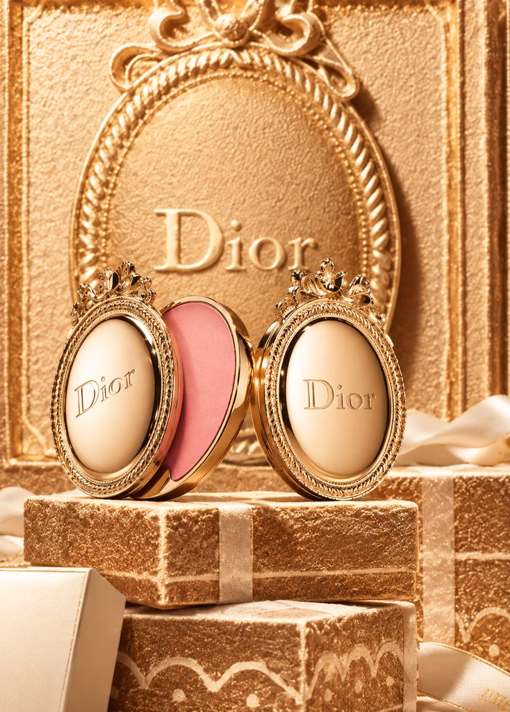 Dior Médaillon : quand le baume à lèvres devient un bijou de téléphone 1 dior blush mise en scene doree