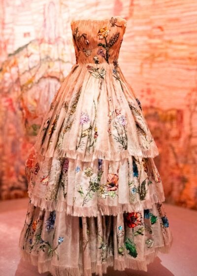 Robe de soirée florale en soie avec broderies colorées.